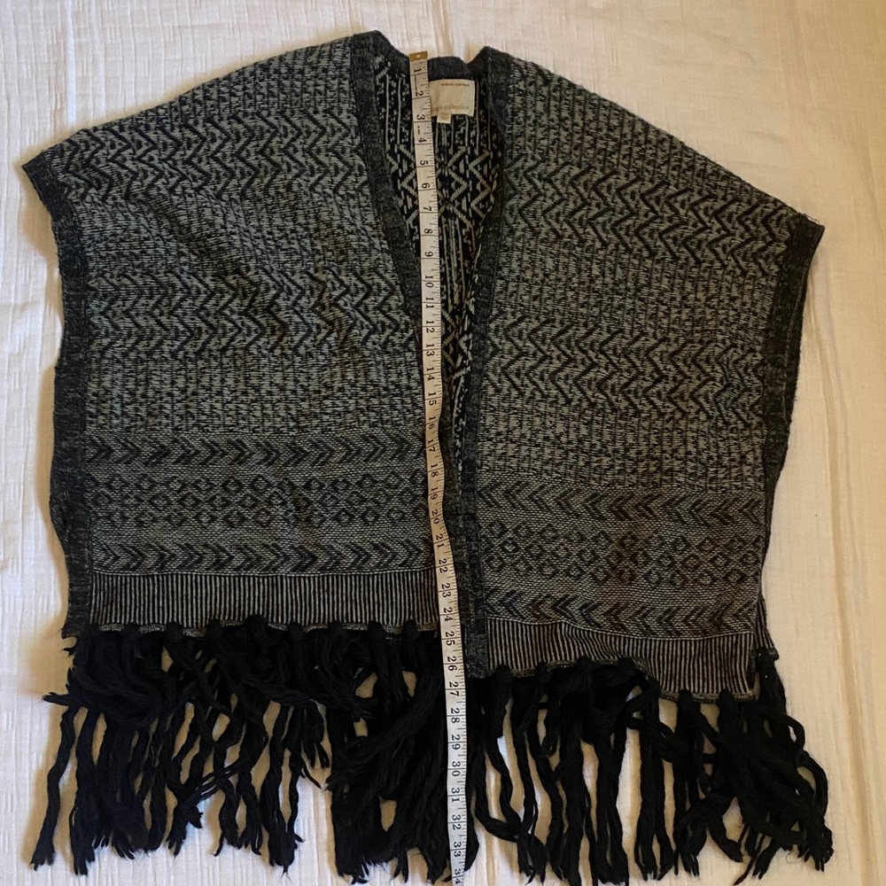 Banana Republic Black and Gray Patterned Poncho - Picture 7 of 9